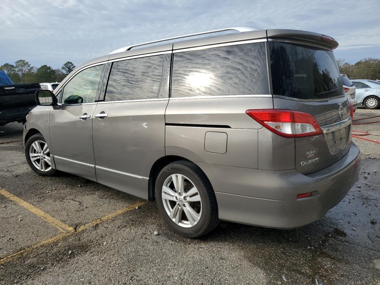 2014 Nissan Quest - Image 2