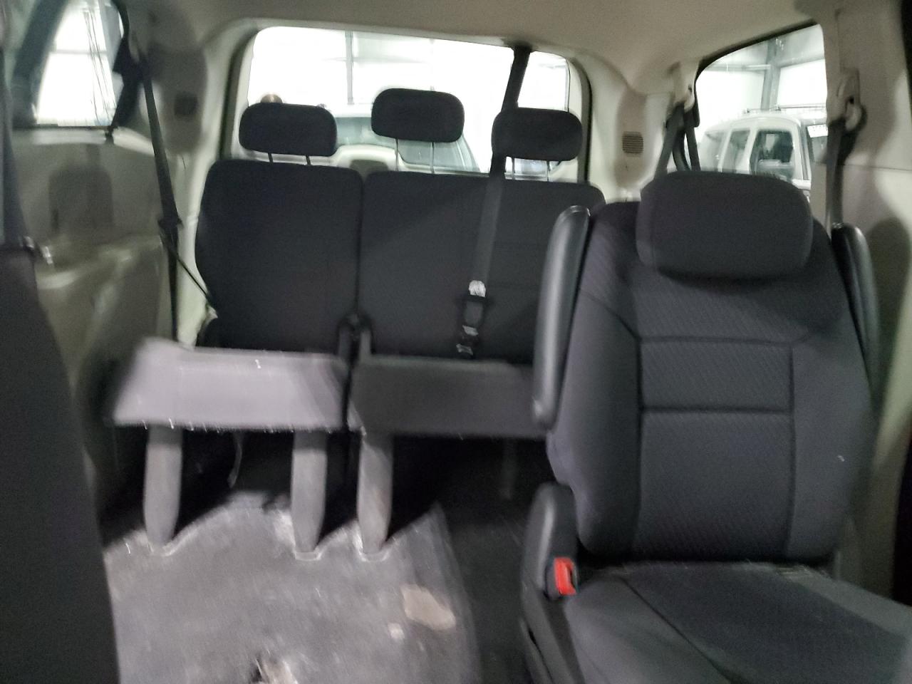 2010 Dodge Caravan - Image 10