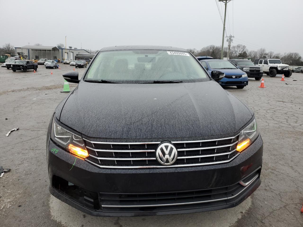 2017 Volkswagen Passat - Image 5