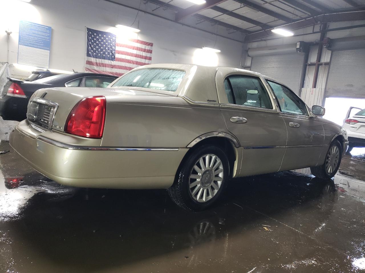 2004 Lincoln Town Car - Image 3