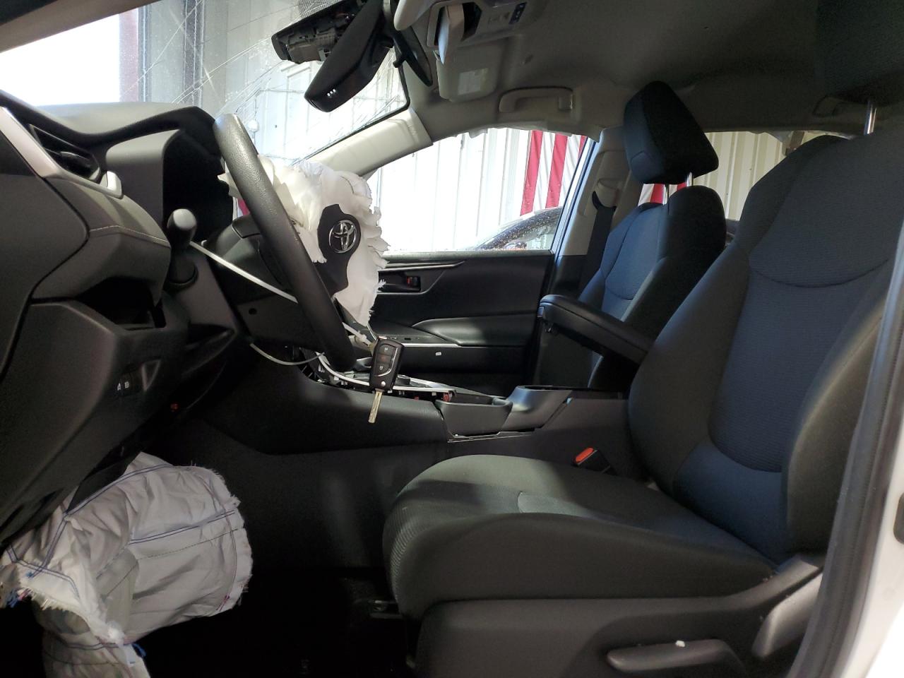 2024 Toyota RAV 4 - Image 7