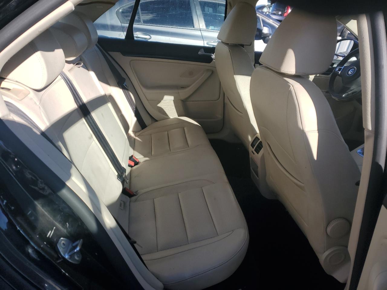 2010 Volkswagen Jetta - Image 10
