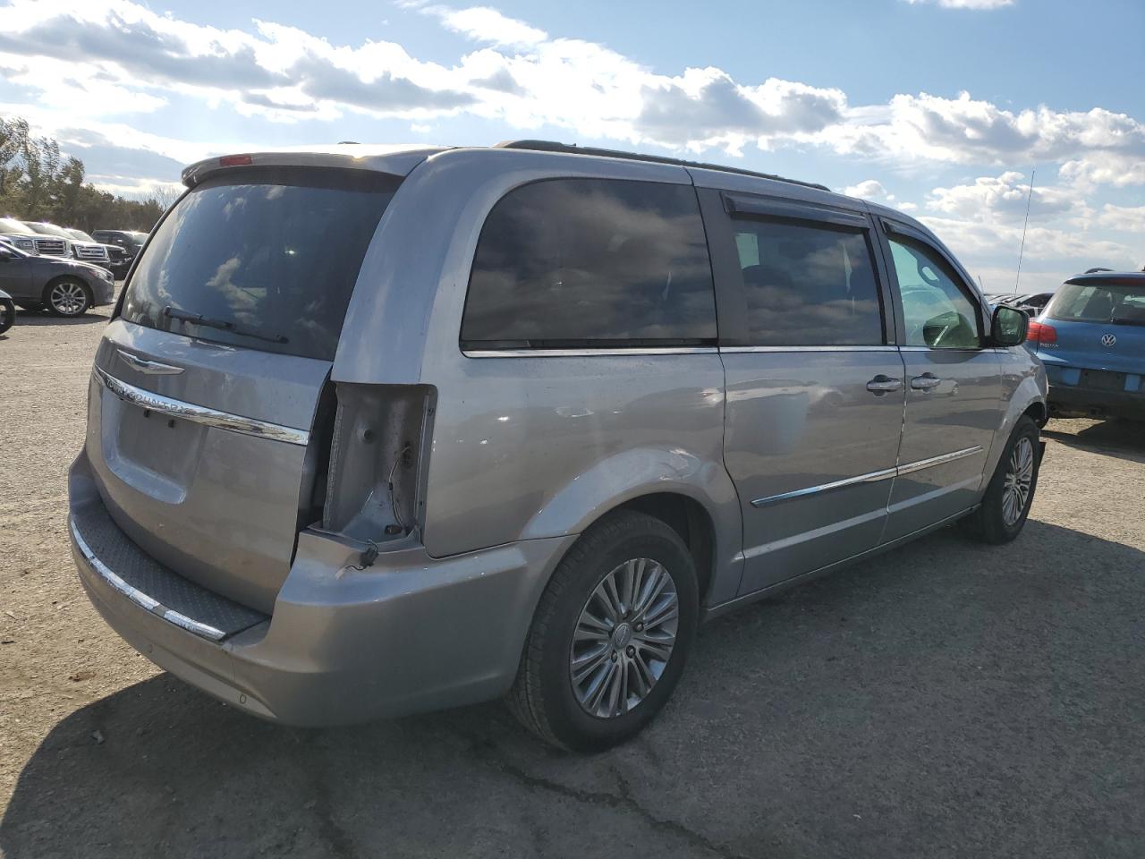 2014 Chrysler Town & Country - Image 3