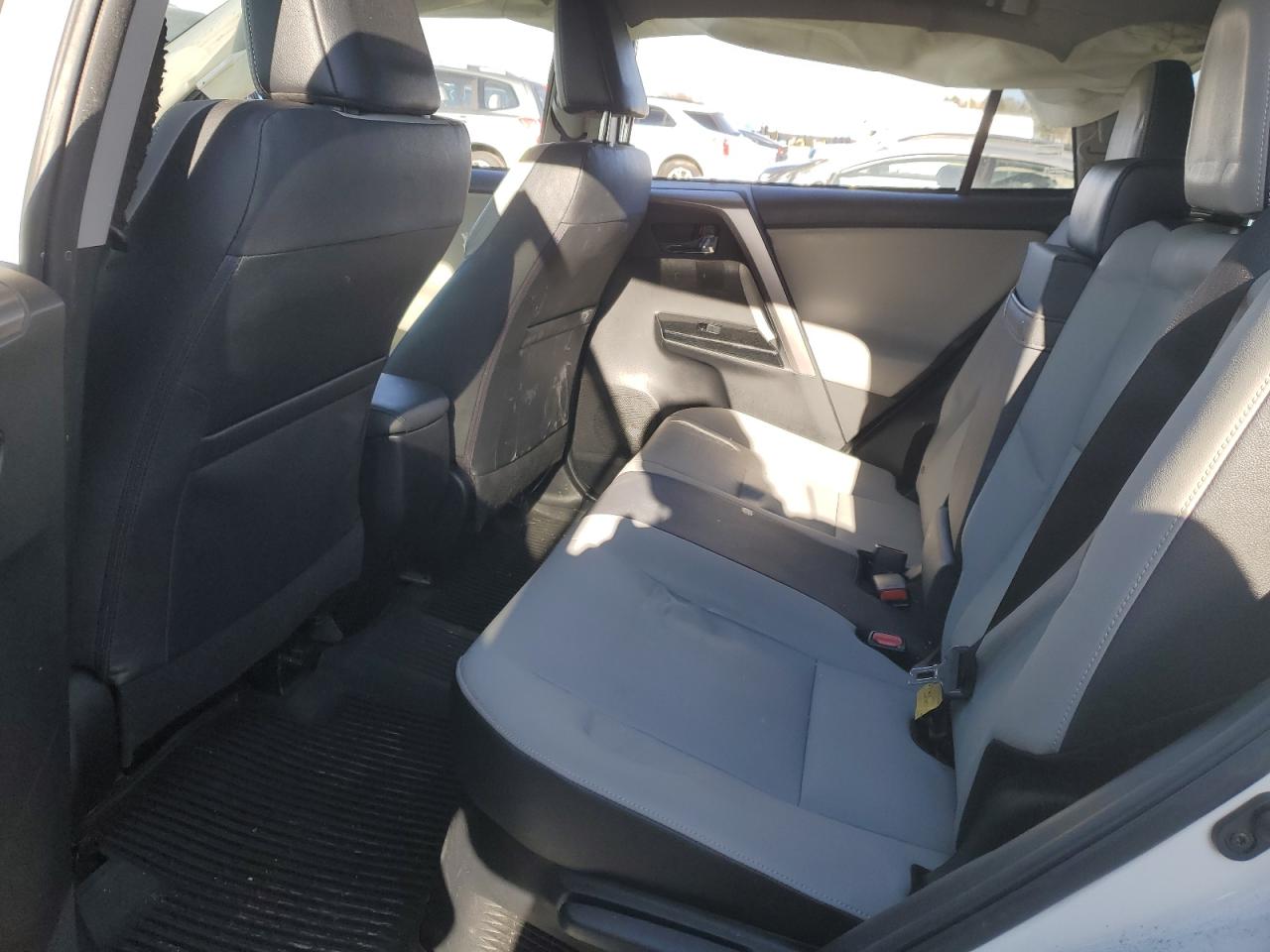 2018 Toyota RAV 4 - Image 11