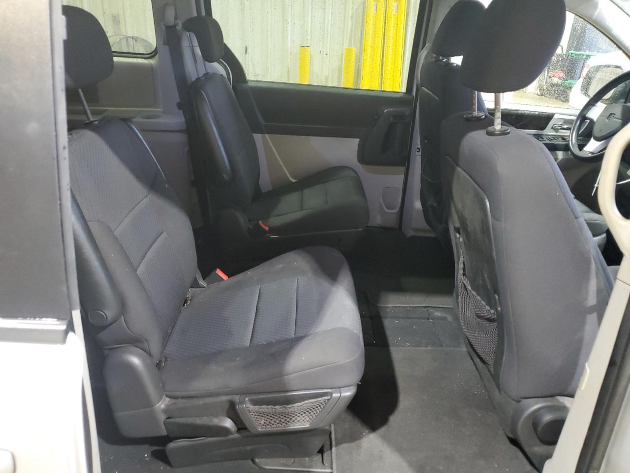 2010 Dodge Caravan - Image 10