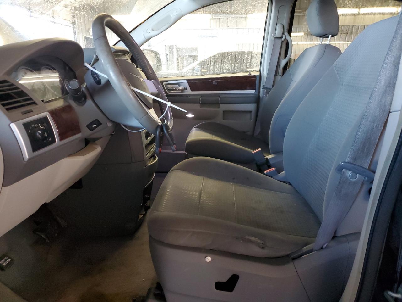 2010 Chrysler Town & Country - Image 7