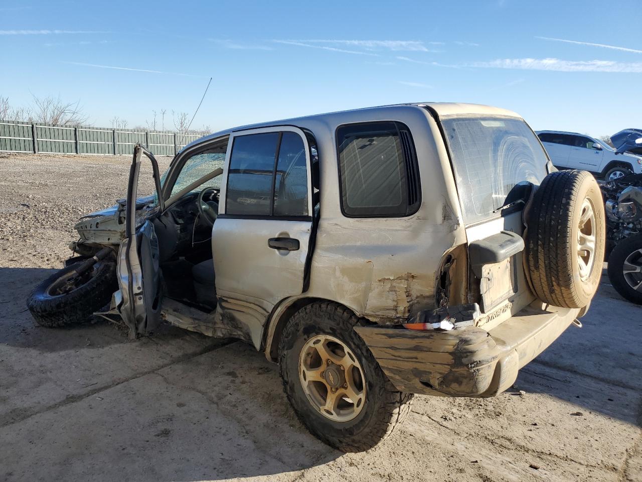 2001 Chevrolet Tracker - Image 2