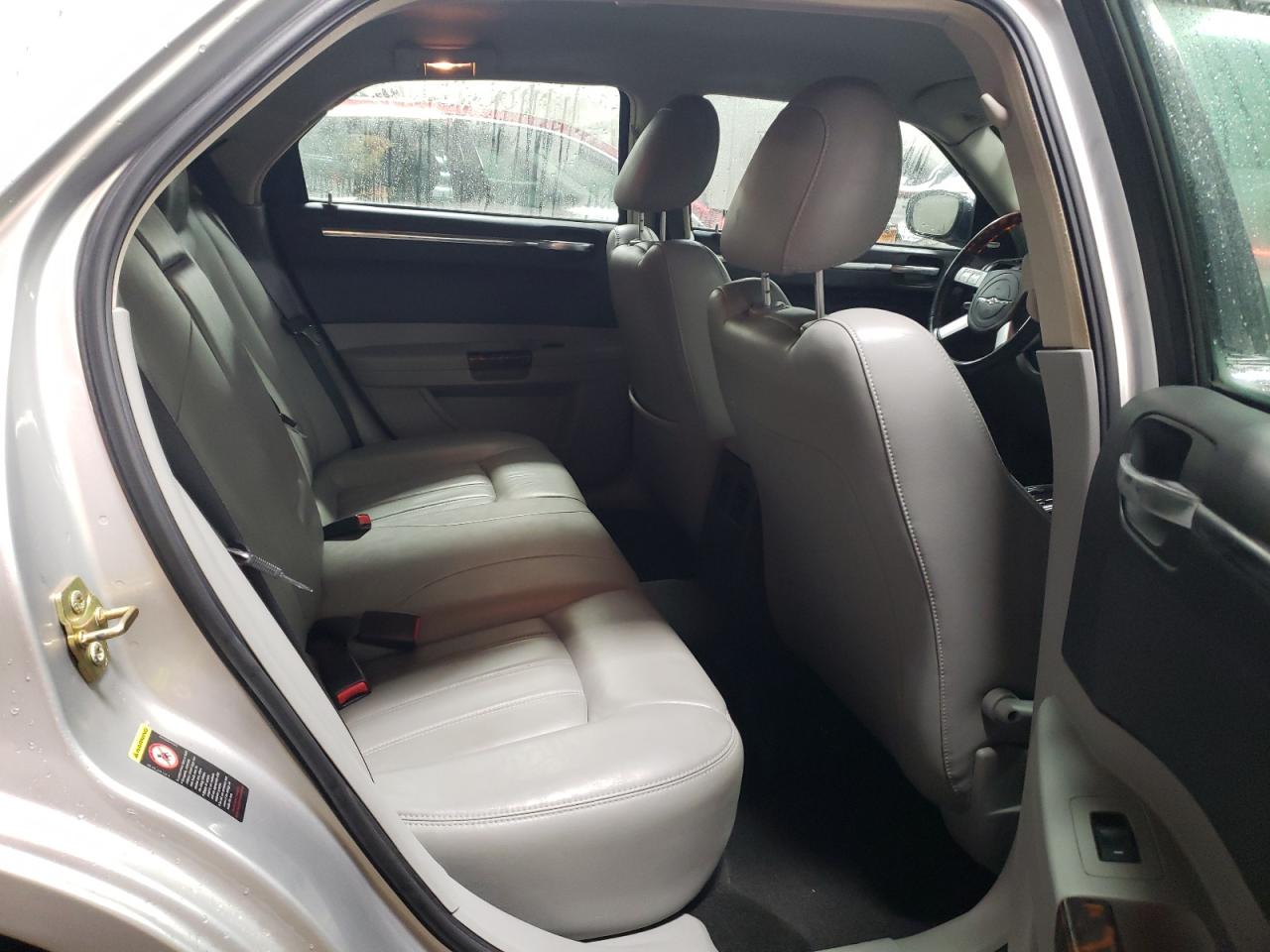 2006 Chrysler 300 - Image 10