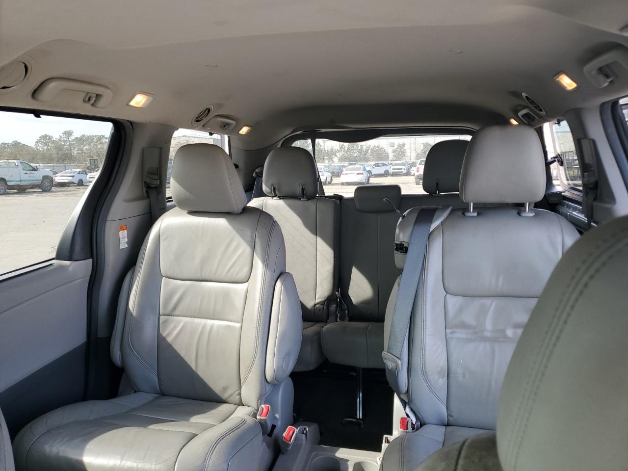 2016 Toyota Sienna - Image 10