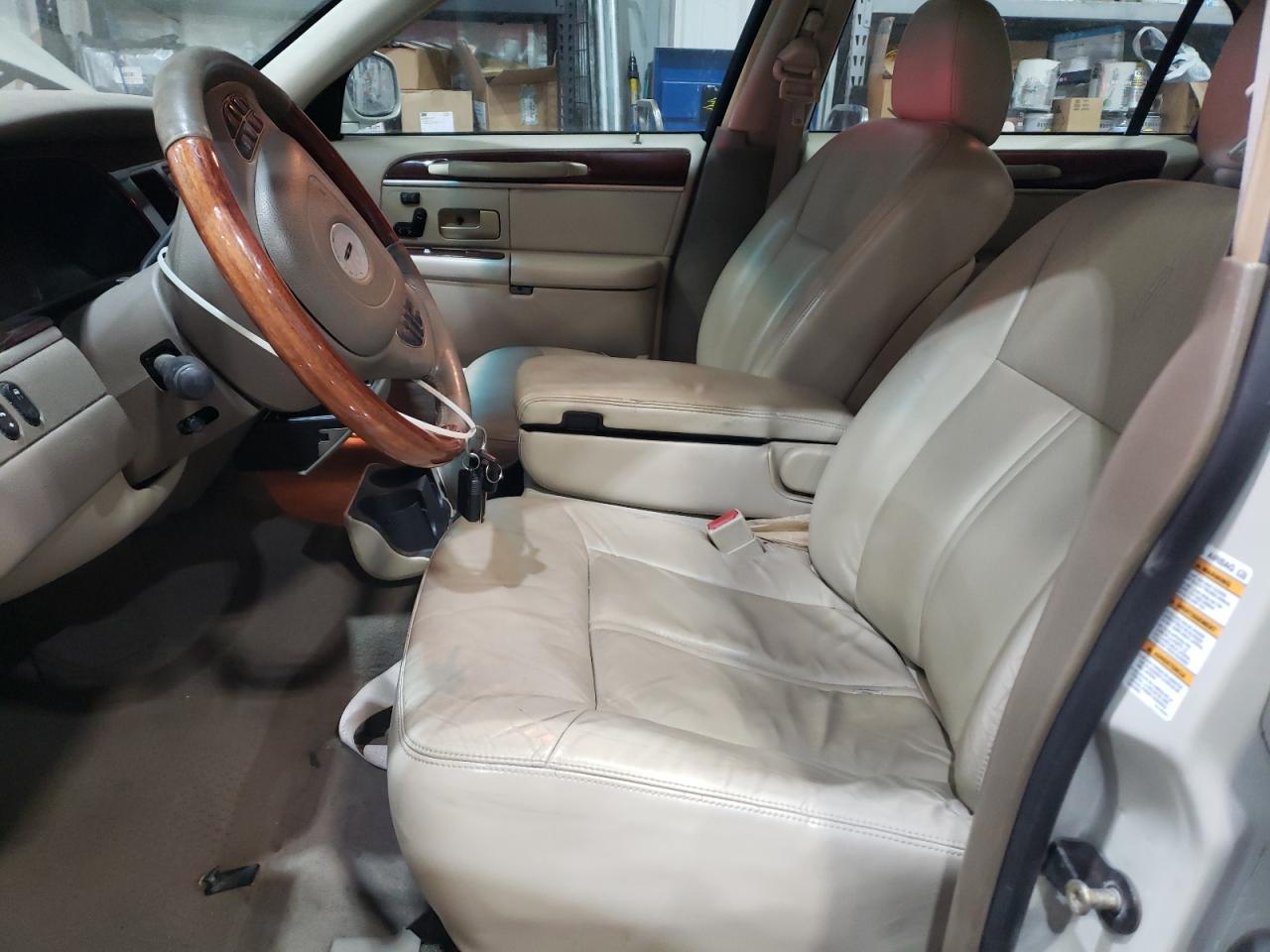 2004 Lincoln Town Car Ultimate VIN: 1LNHM83W04Y649628 Lot: 87295564