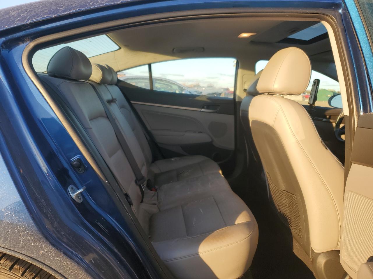 2017 Hyundai Elantra - Image 11