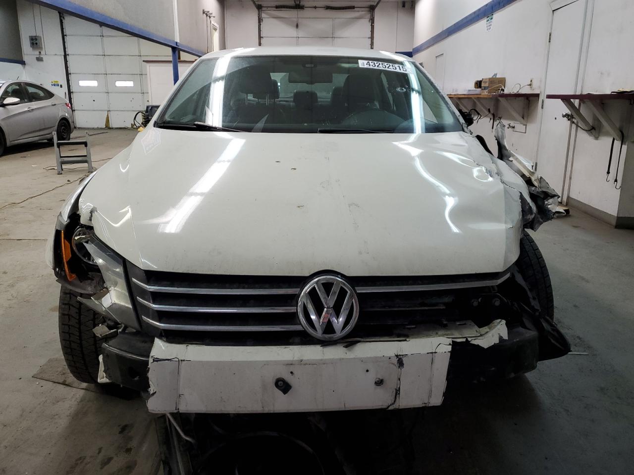 2014 Volkswagen Passat - Image 5