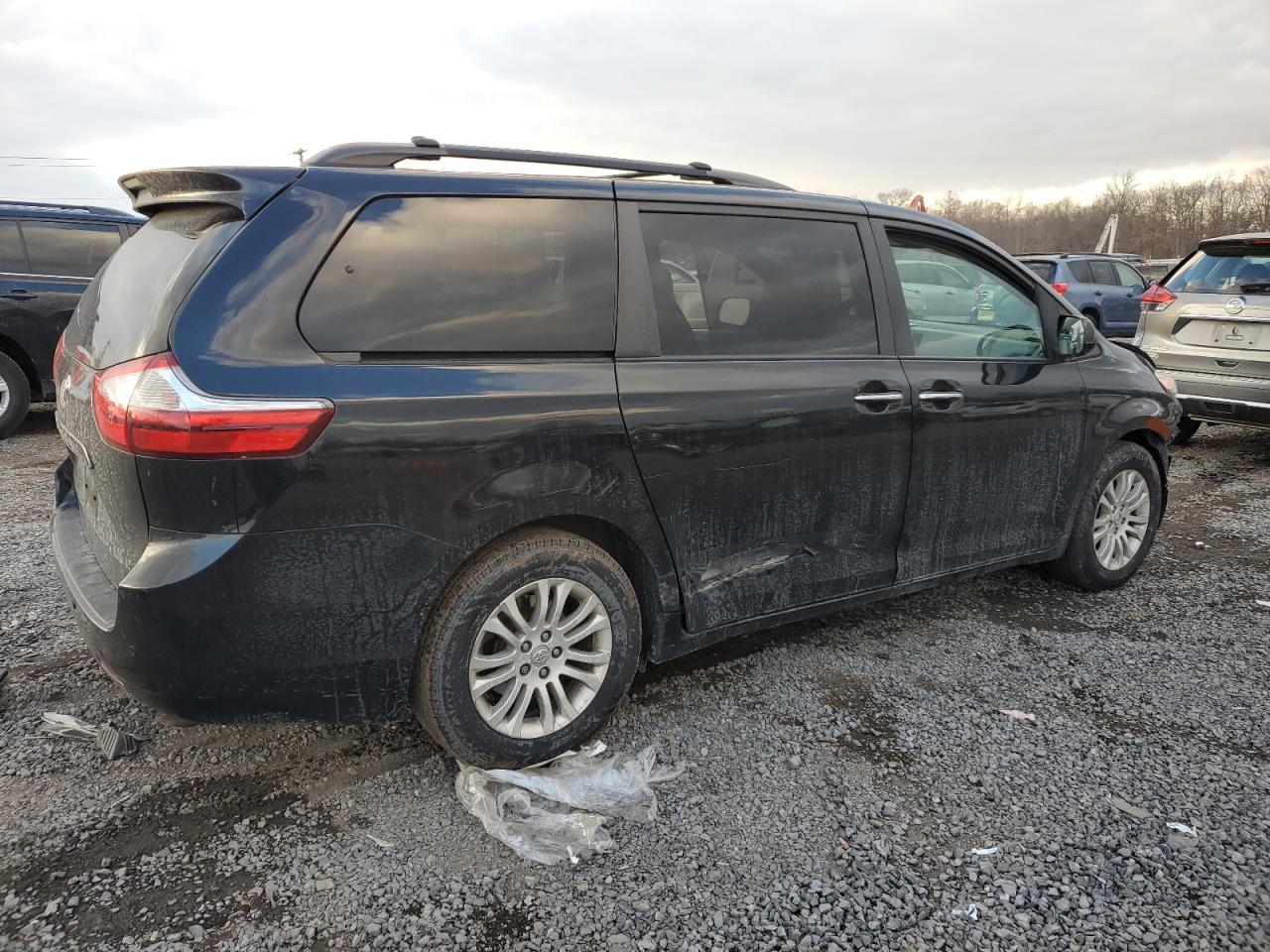 2017 Toyota Sienna - Image 3