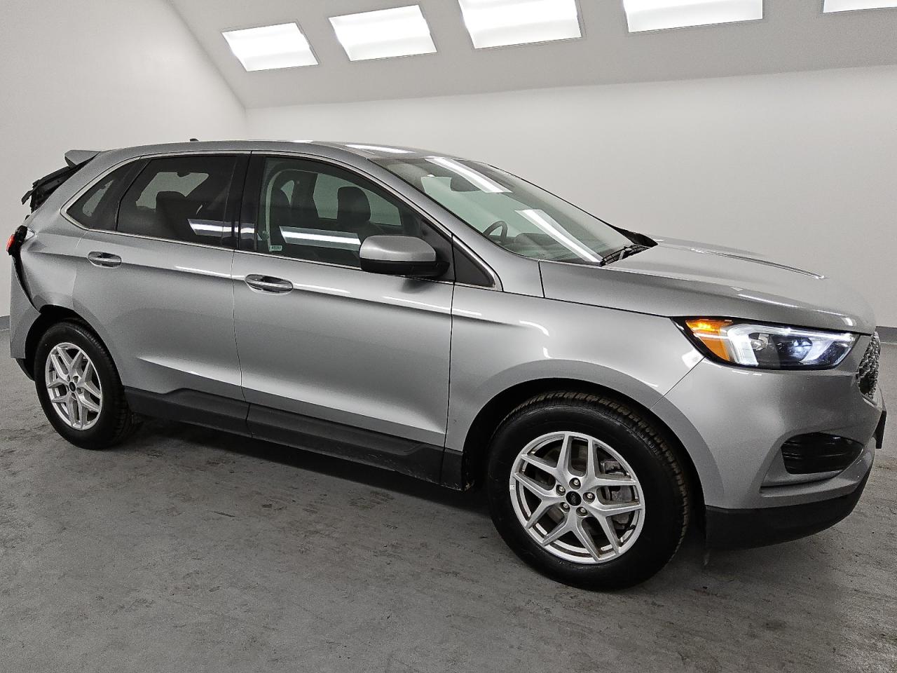 2023 Ford Edge - Image 4