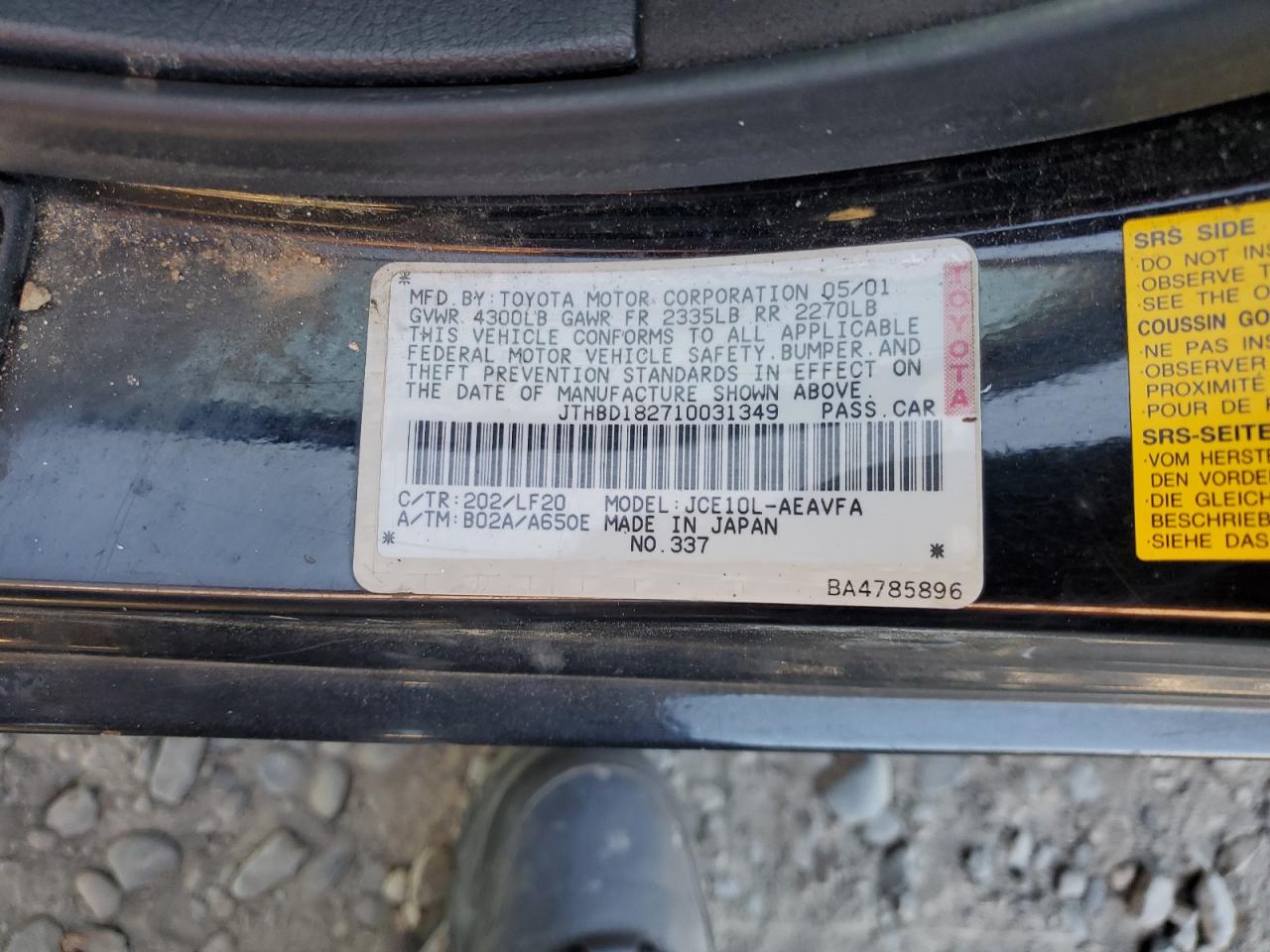 2001 Lexus IS - Image 12