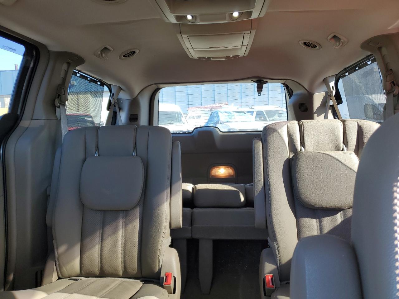 2016 Chrysler Town & Country - Image 10