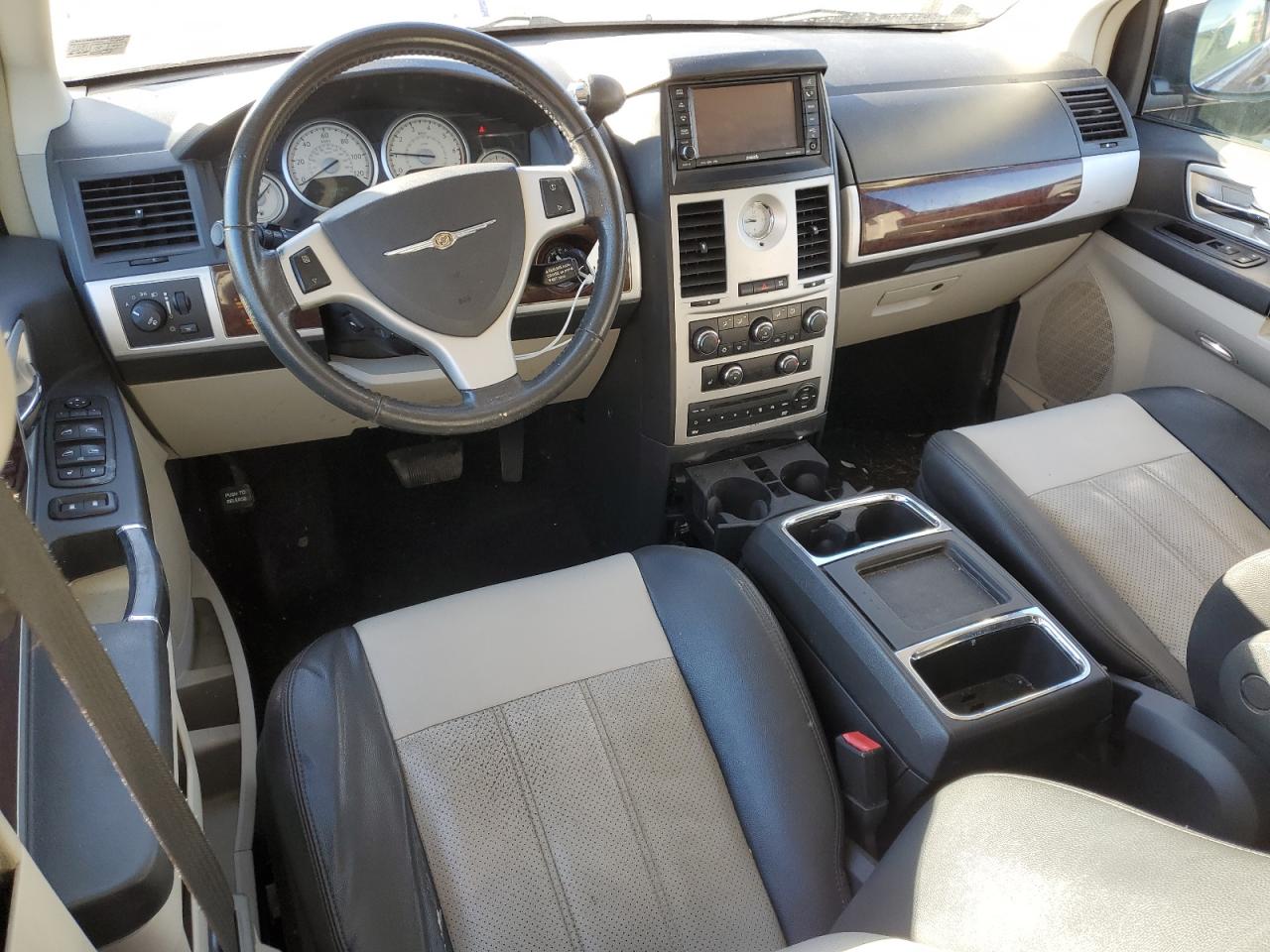 2010 Chrysler Town & Country - Image 8