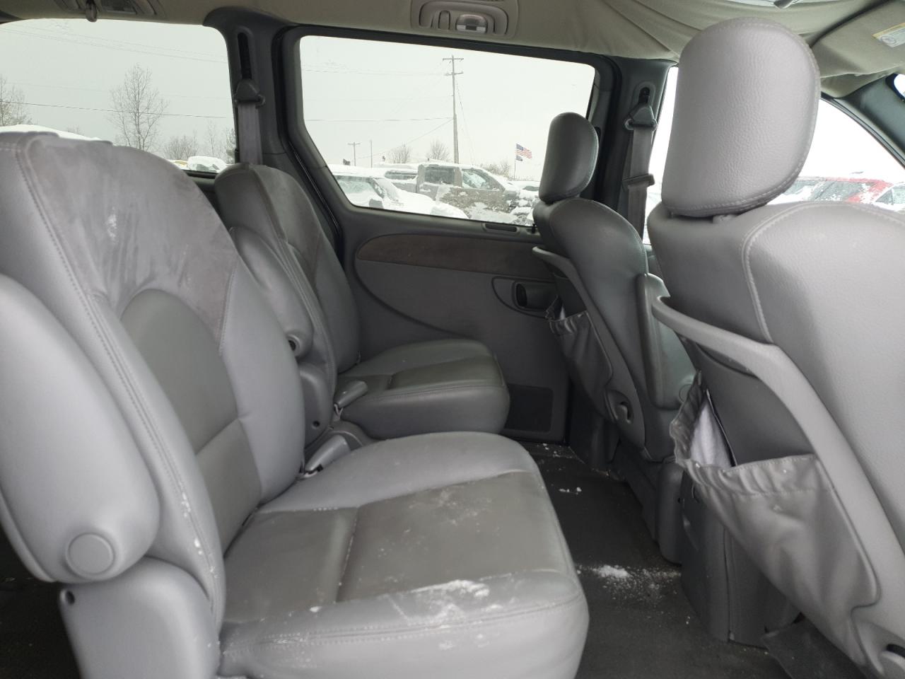 2004 Chrysler Town & Country - Image 12