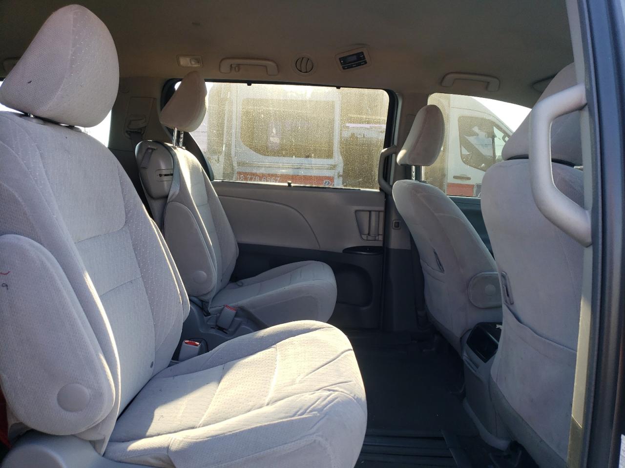 2017 Toyota Sienna - Image 11