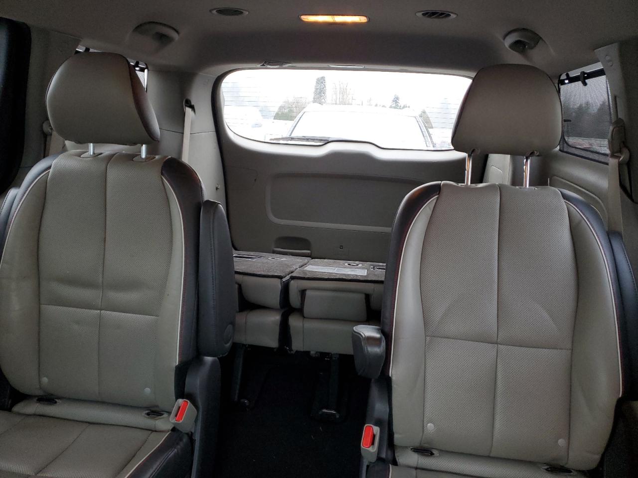 2016 Kia Sedona - Image 10