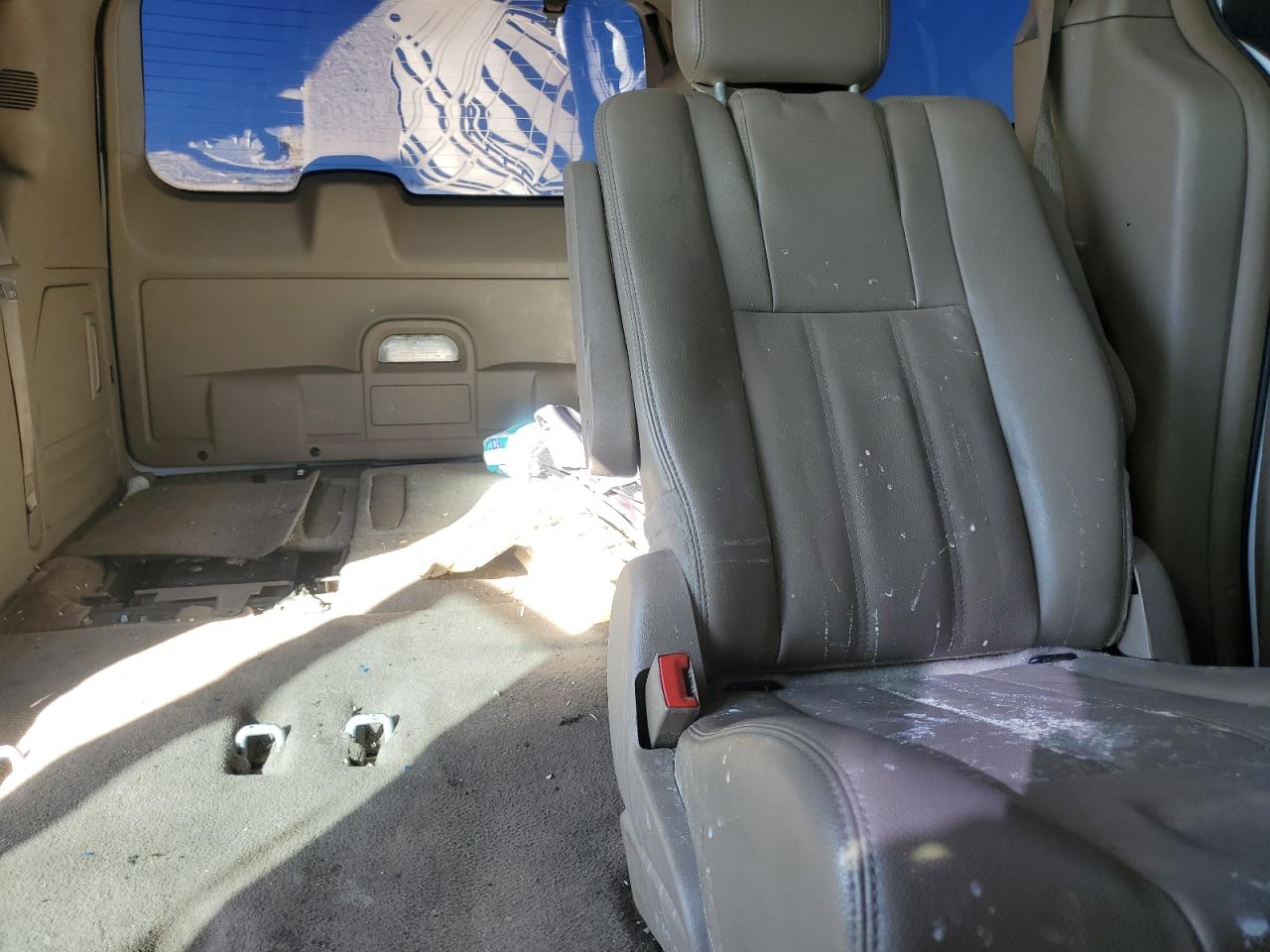 2014 Chrysler Town & Country - Image 10