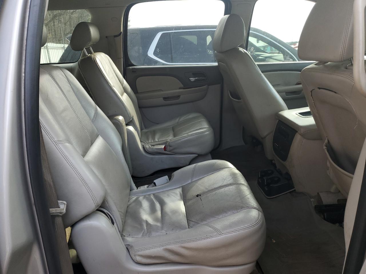 2009 Chevrolet Suburban - Image 11