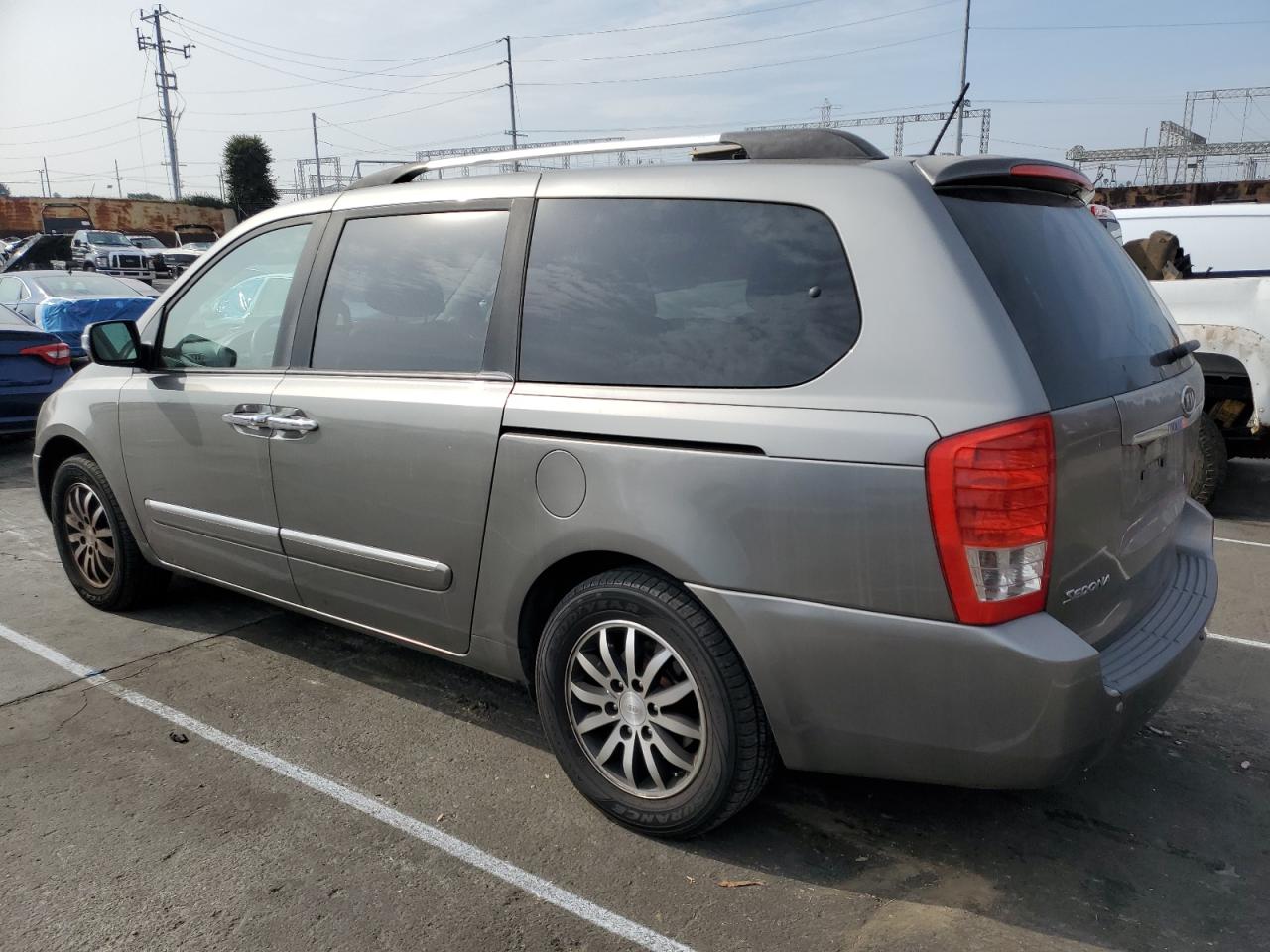 2011 Kia Sedona - Image 2