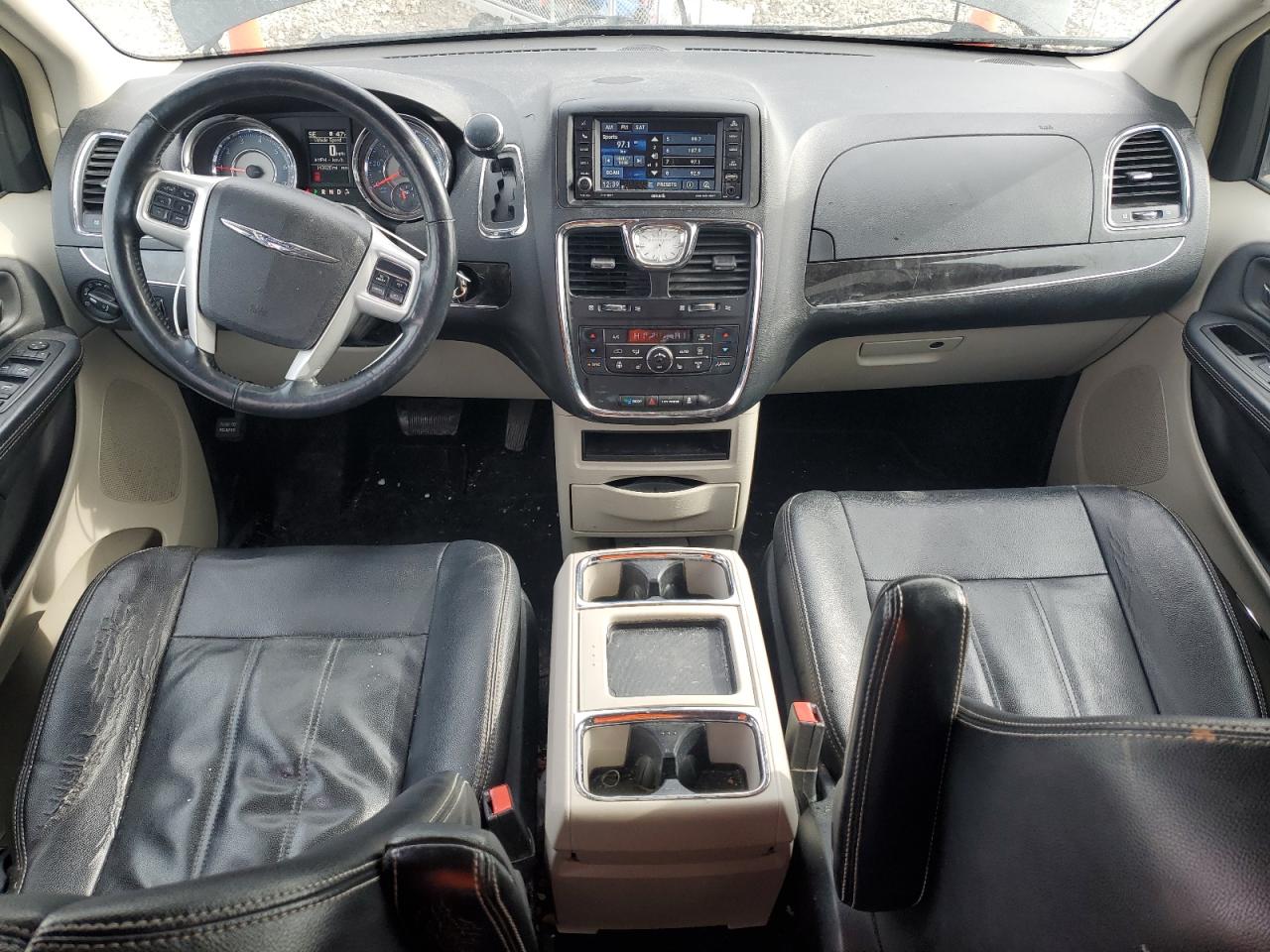 2015 Chrysler Town & Country - Image 8