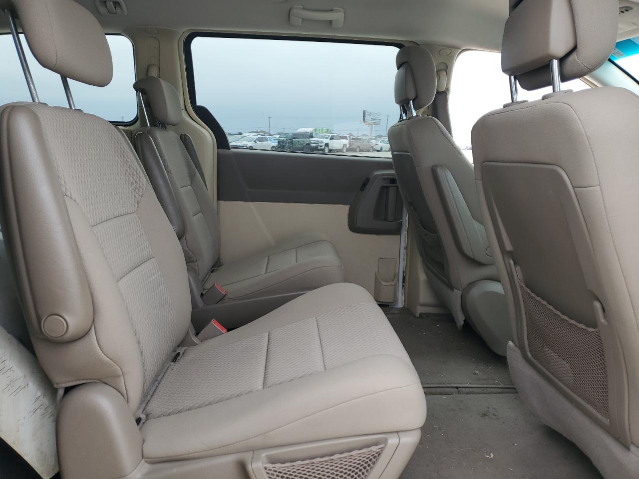 2010 Chrysler Town & Country - Image 11