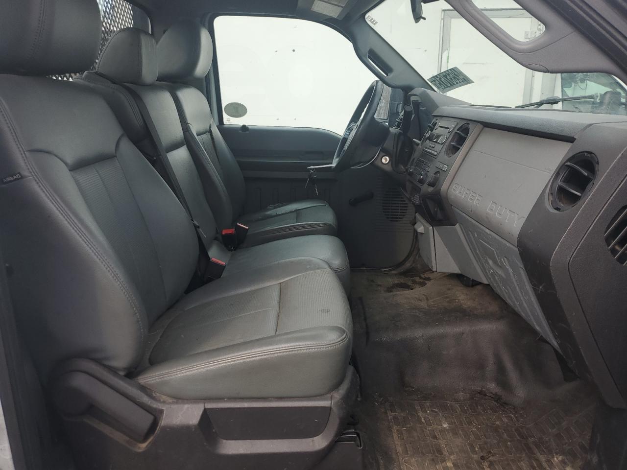 2016 Ford F550 - Image 11