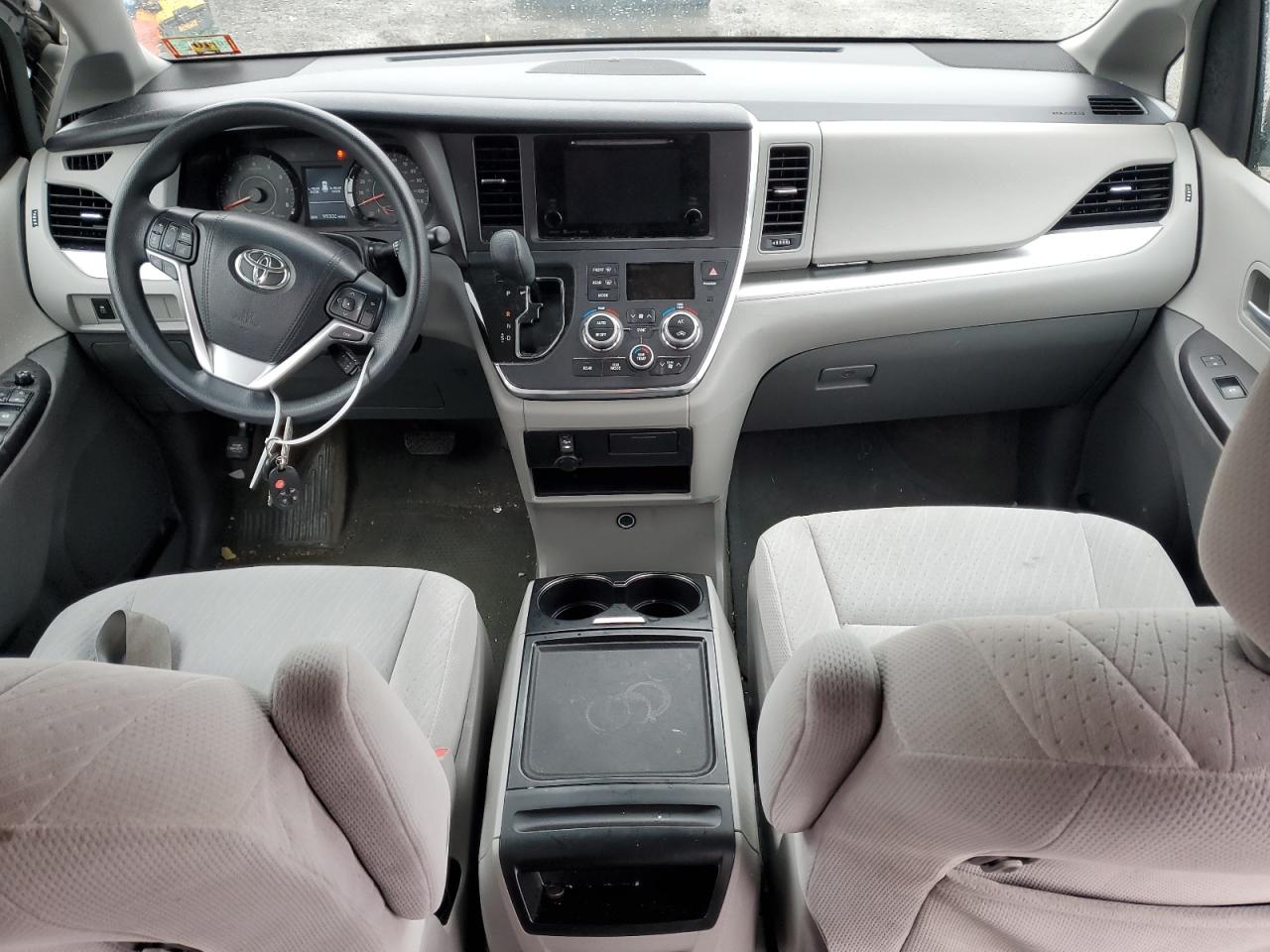 2017 Toyota Sienna - Image 8