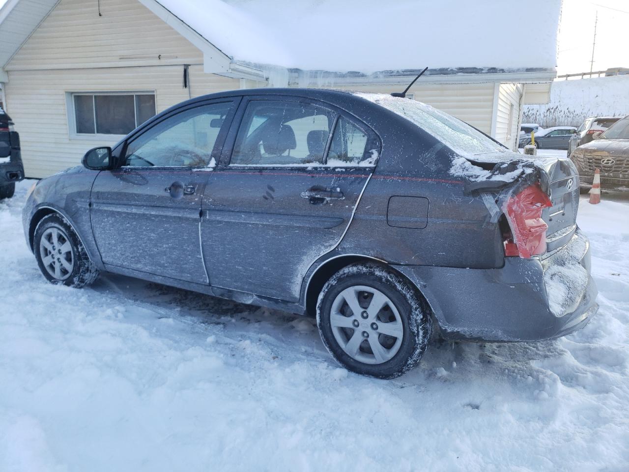 2009 Hyundai Accent - Image 2