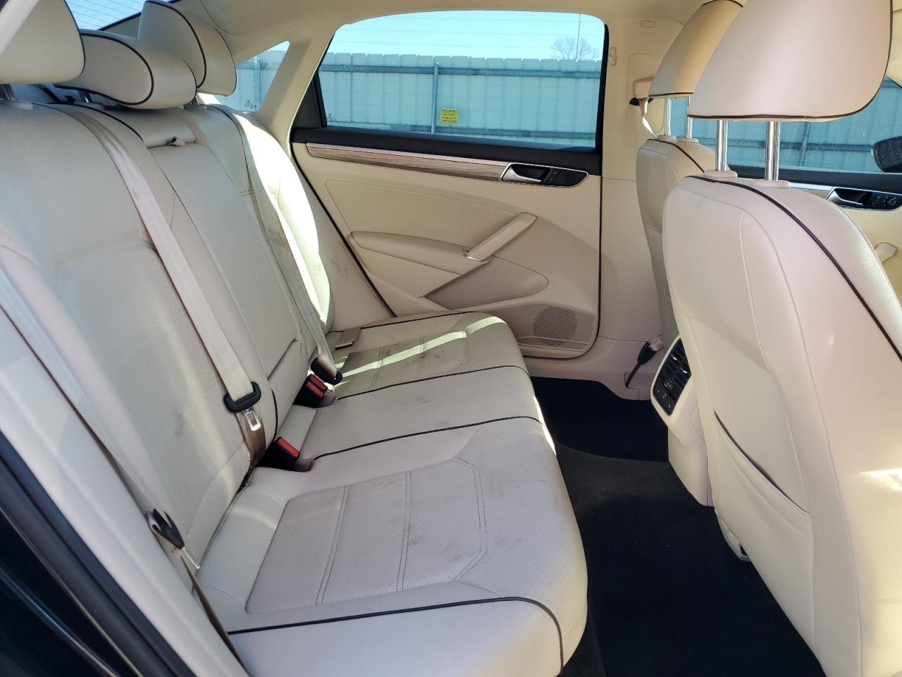 2017 Volkswagen Passat - Image 10