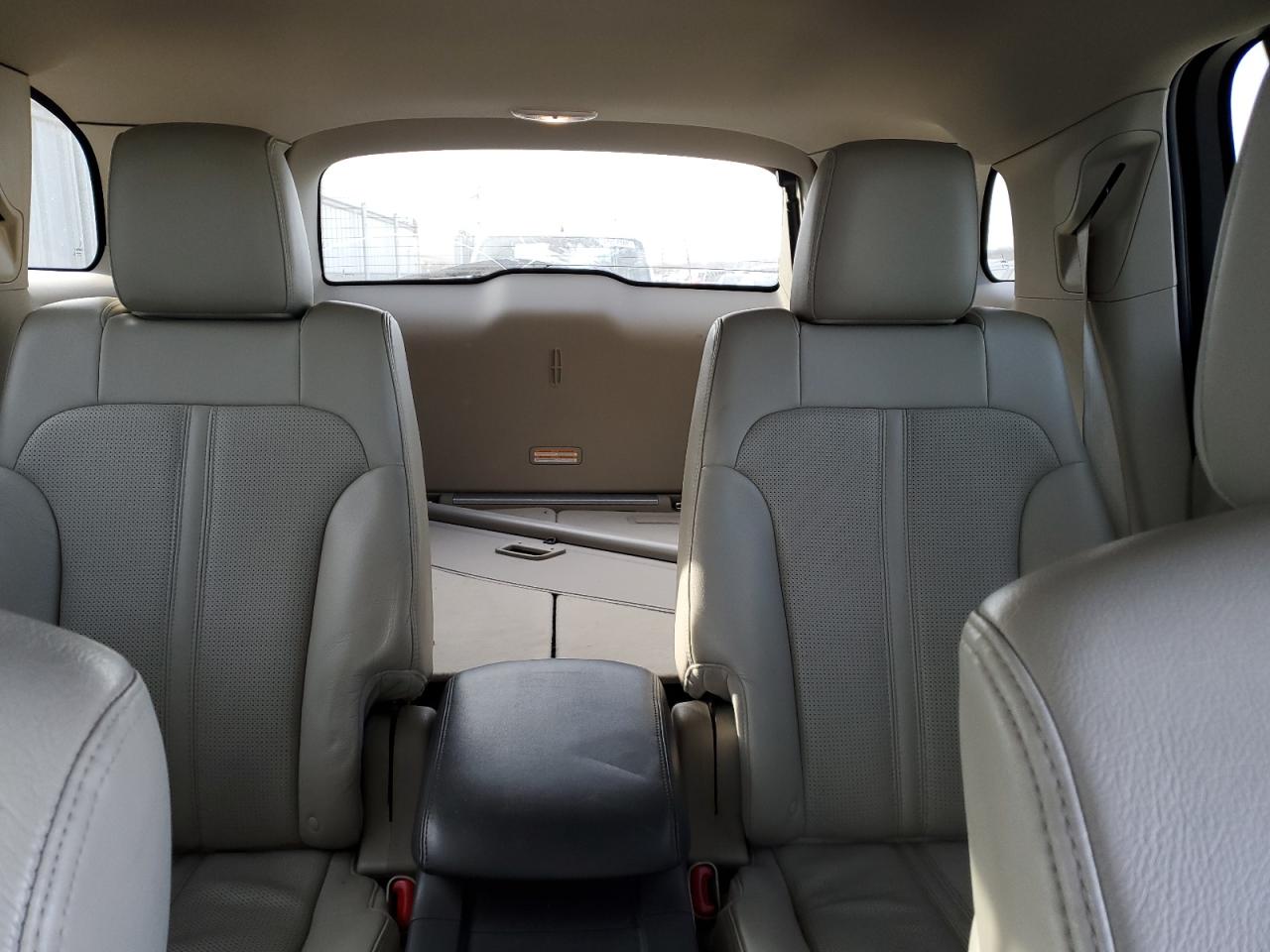 2010 Lincoln MKT - Image 10