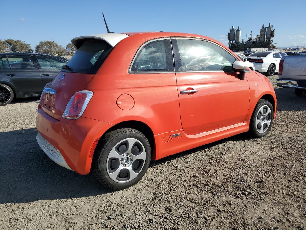 VIN 3C3CFFGEXFT555389 2015 FIAT 500 no.3