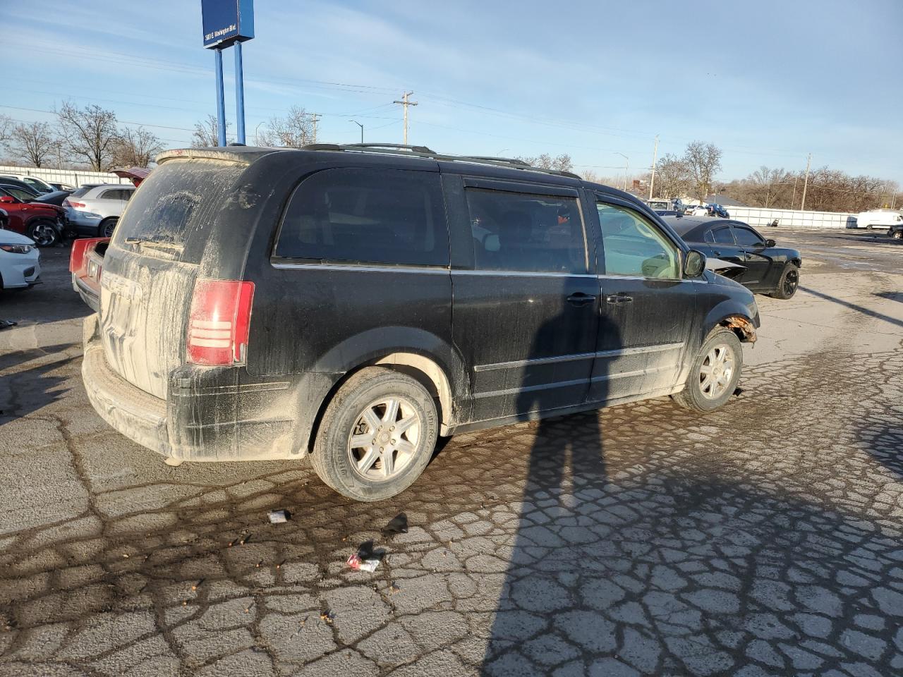 2009 Chrysler Town & Country - Image 3