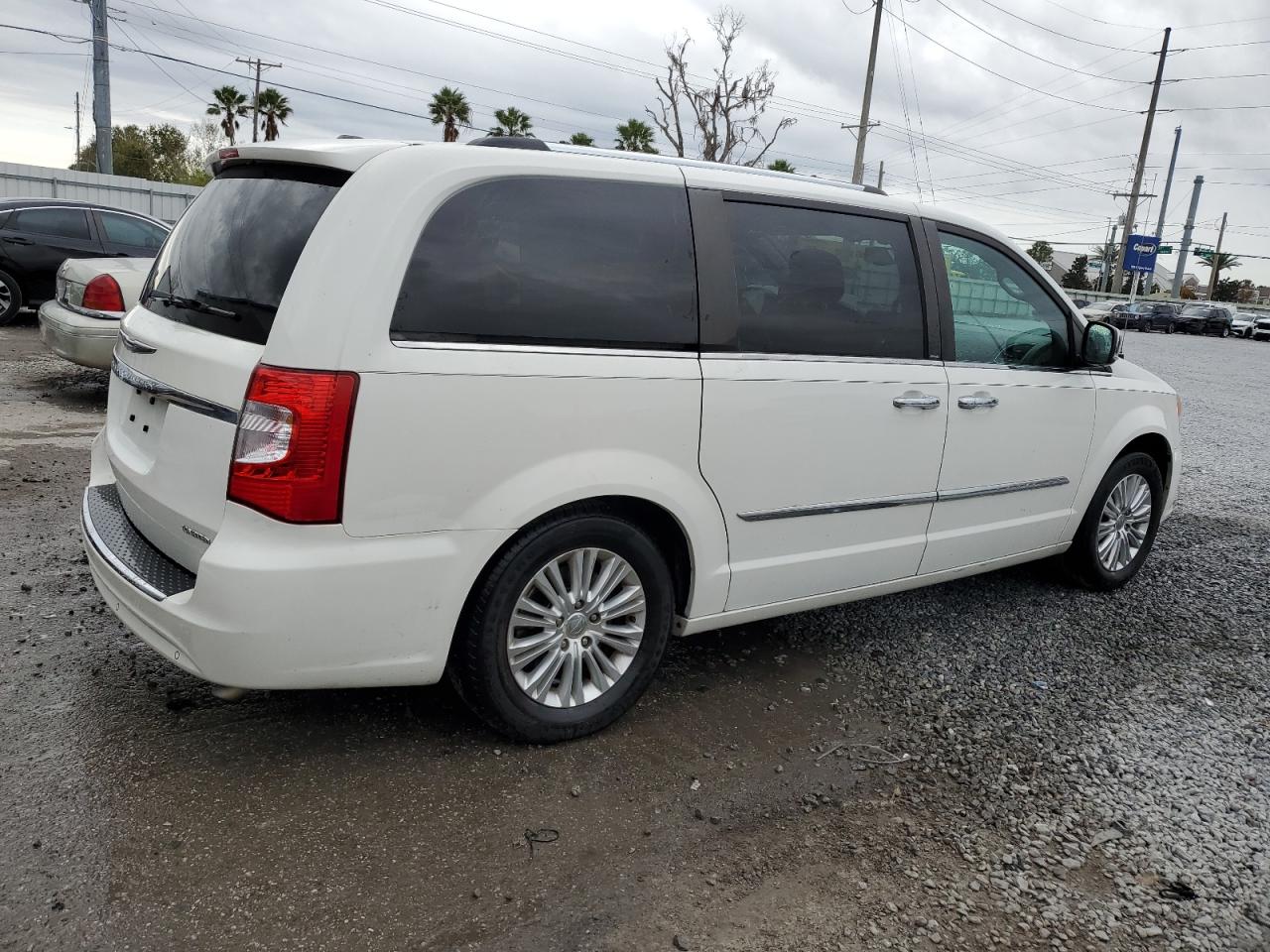 2013 Chrysler Town & Country - Image 3