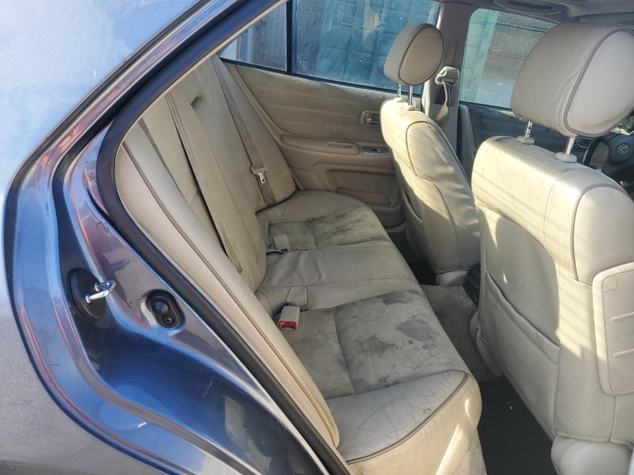 2004 Lexus IS - Image 10