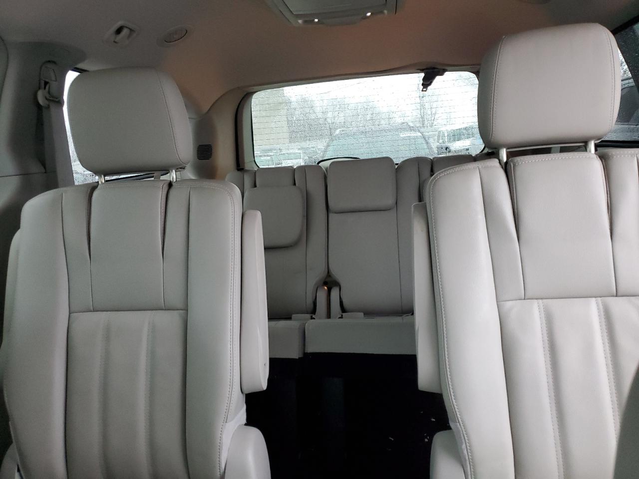 2013 Chrysler Town & Country - Image 10