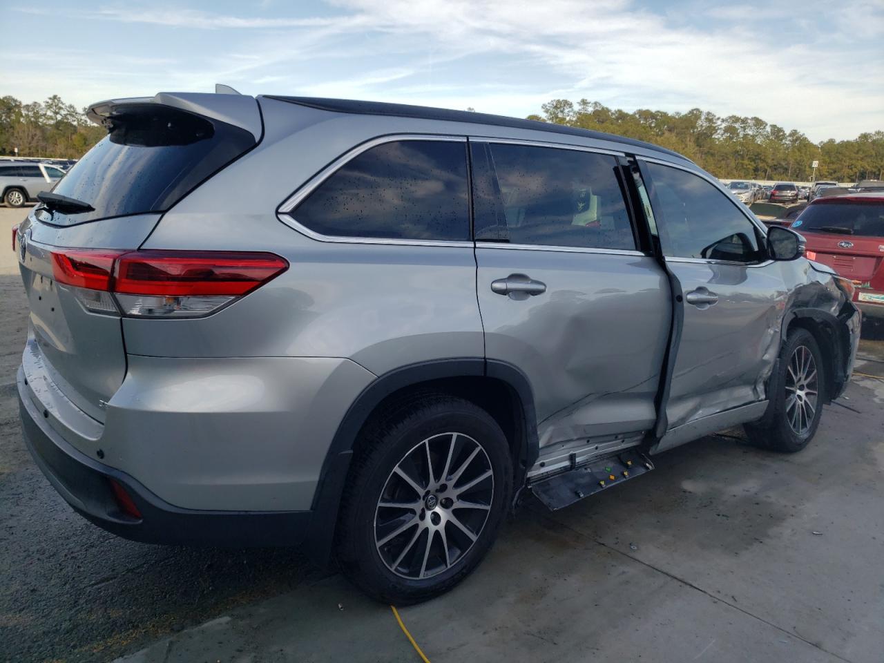 2017 Toyota Highlander - Image 3