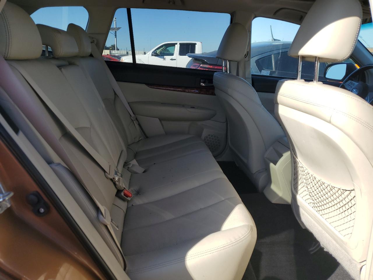 2011 Subaru Outback - Image 11