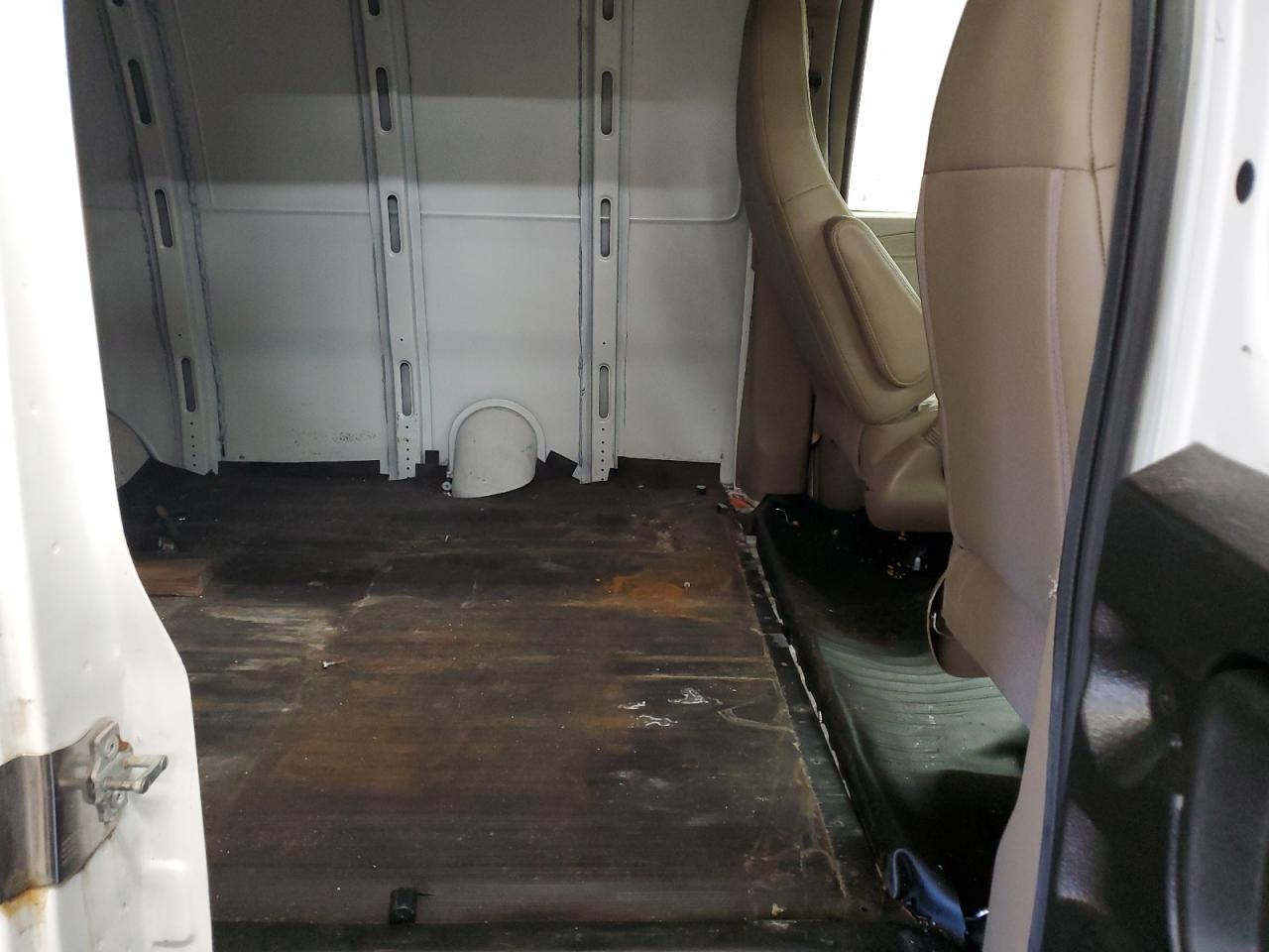 2018 Chevrolet Express - Image 10