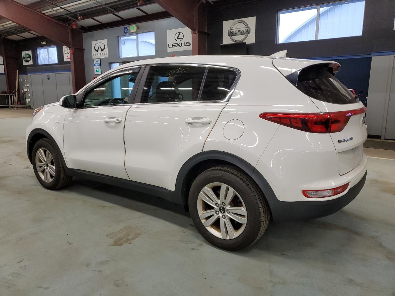 VIN KNDPMCAC7J7438830 2018 KIA SPORTAGE no.2