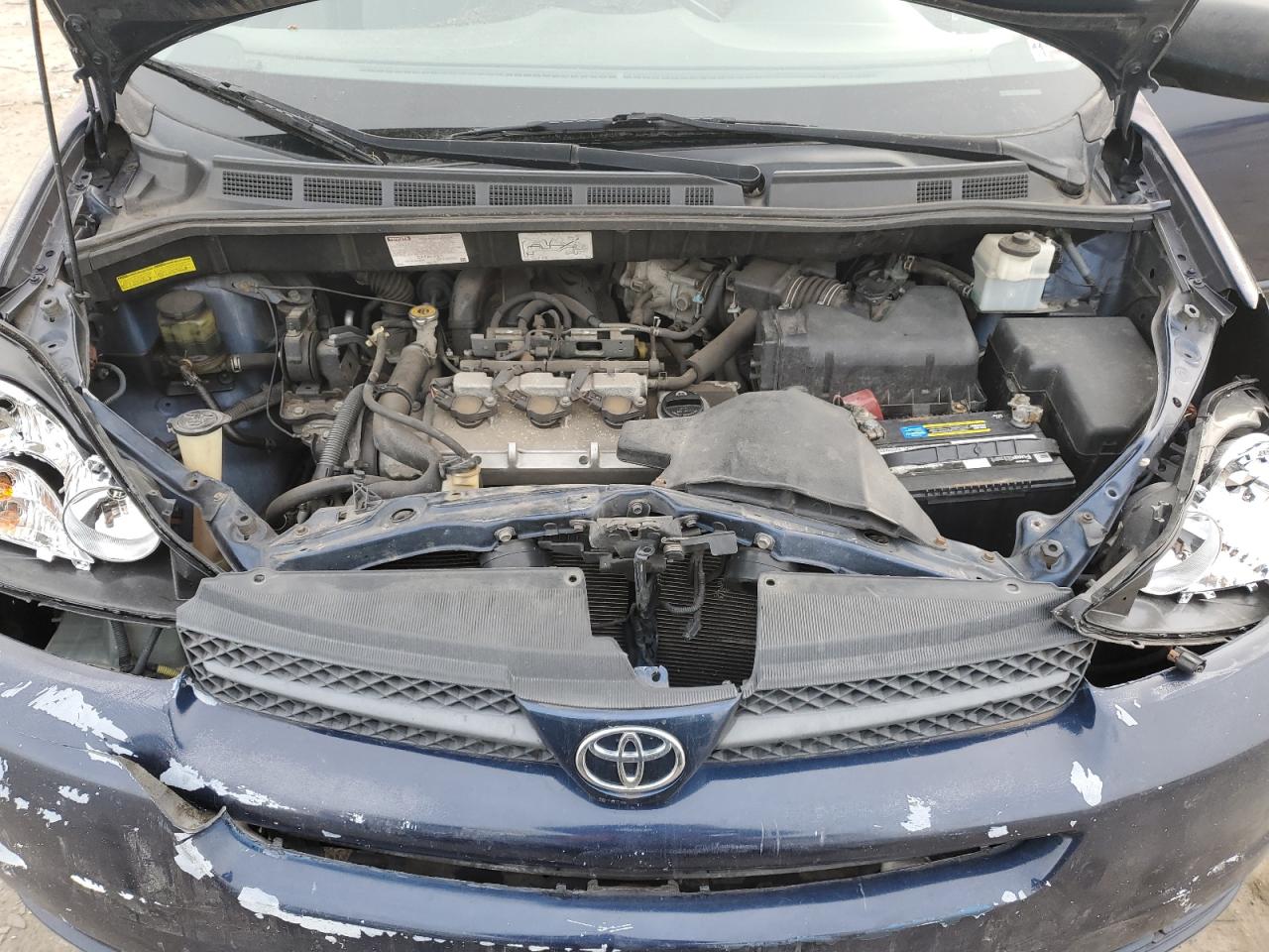 2004 Toyota Sienna - Image 12