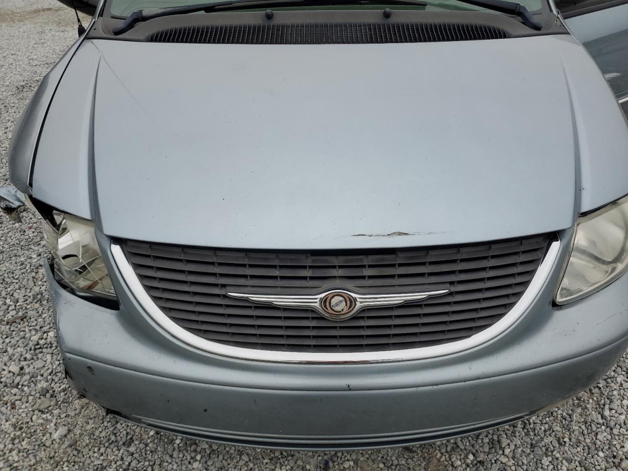 2002 Chrysler Town & Country - Image 12