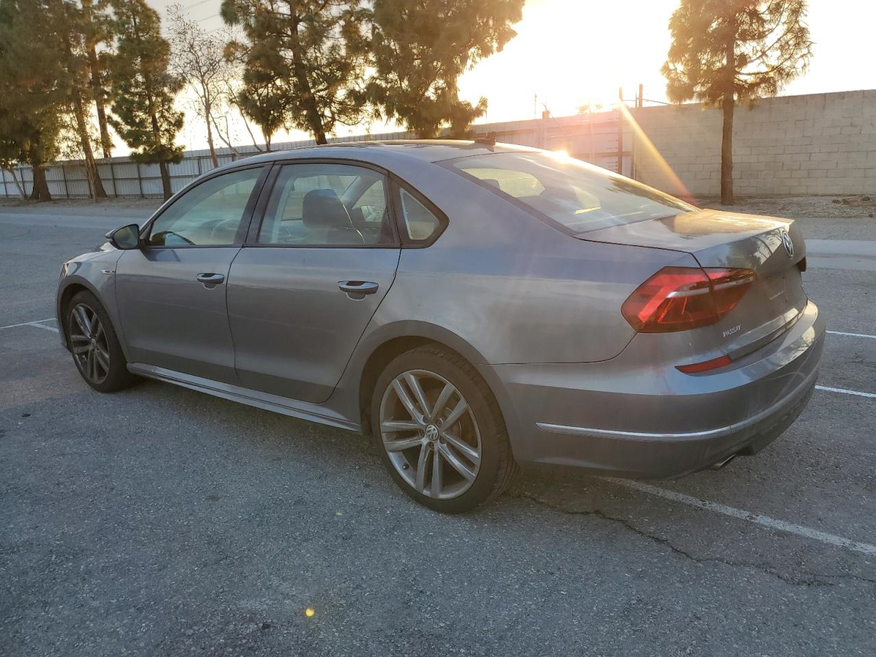 2018 Volkswagen Passat - Image 2