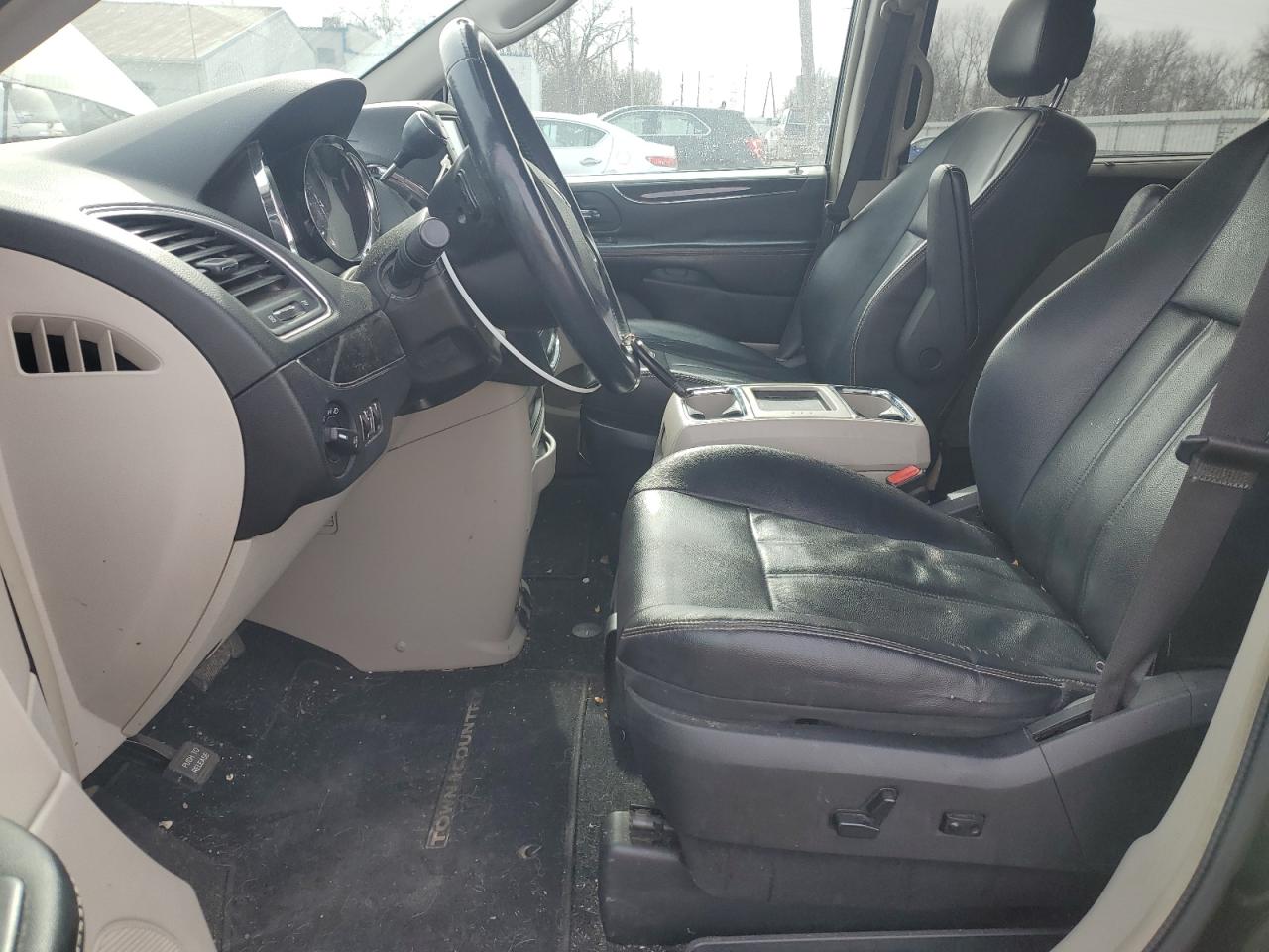 2015 Chrysler Town & Country - Image 7