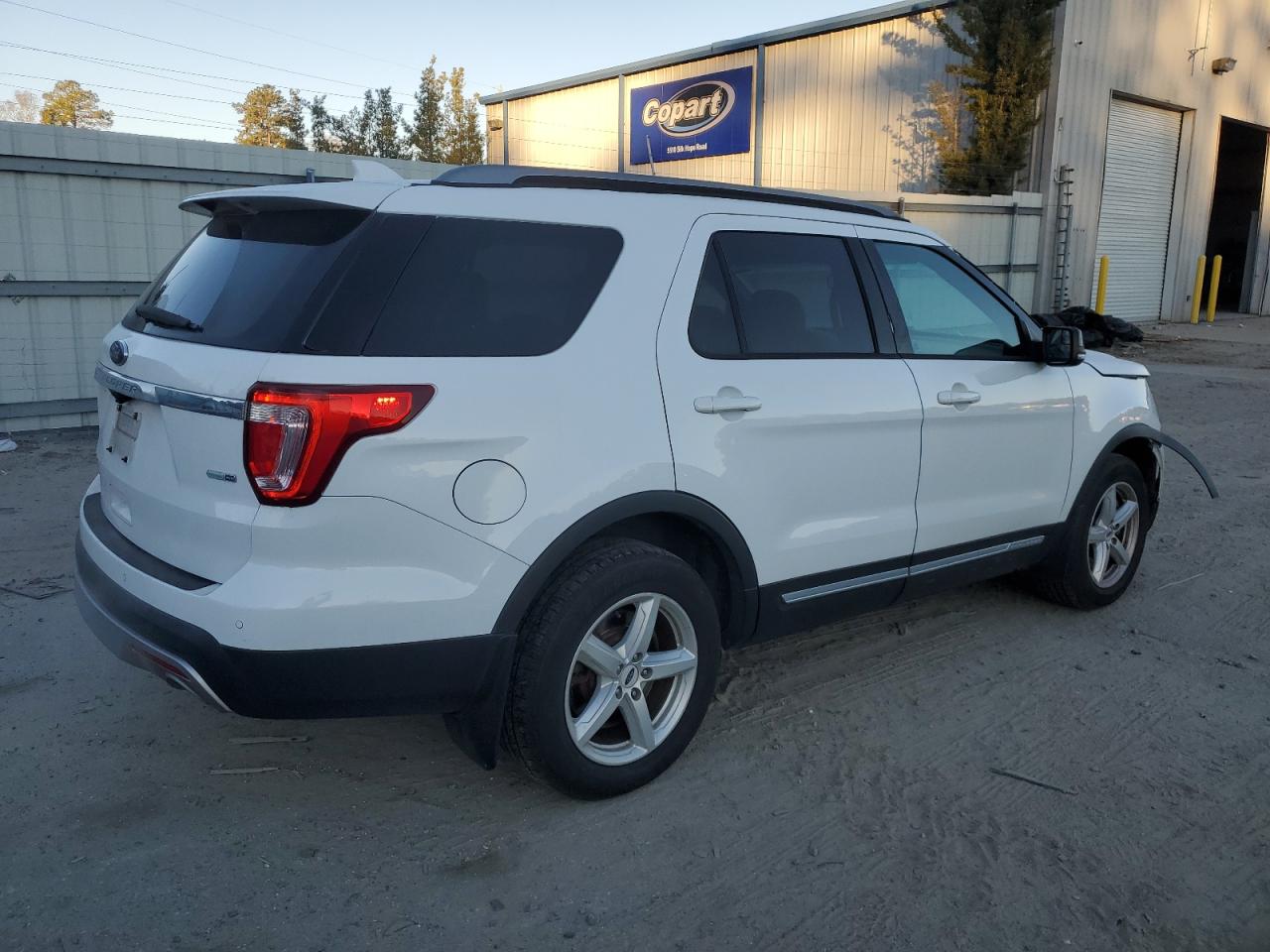 2016 Ford Explorer - Image 3