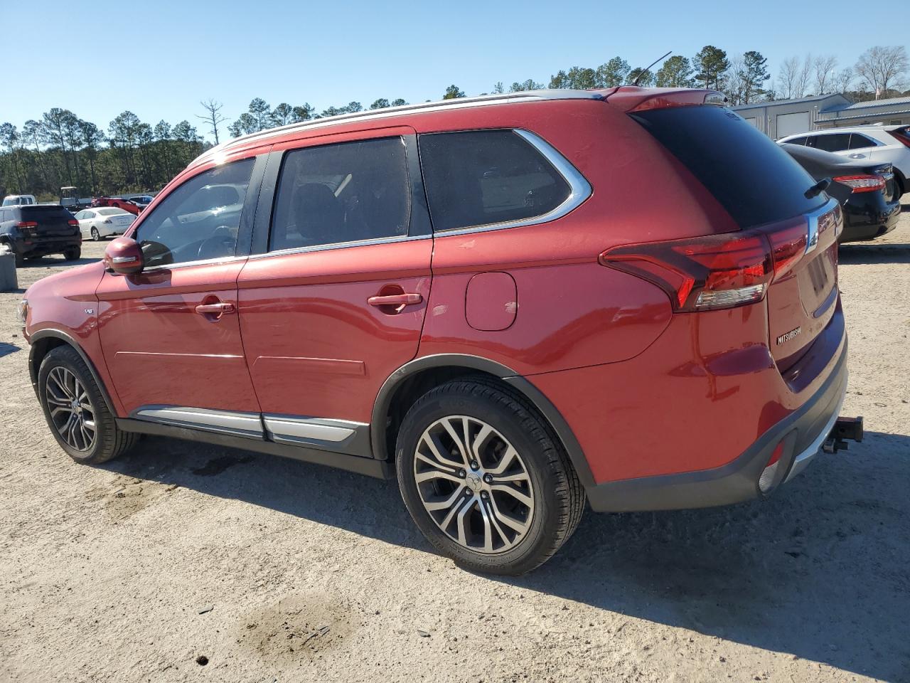 2016 Mitsubishi Outlander - Image 2