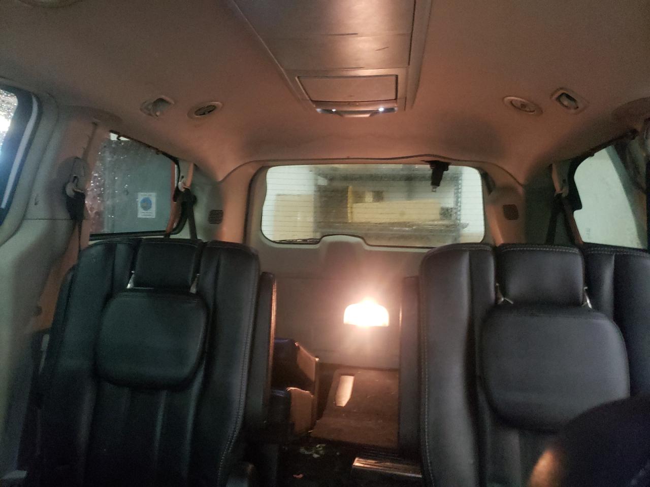 2014 Chrysler Town & Country - Image 10